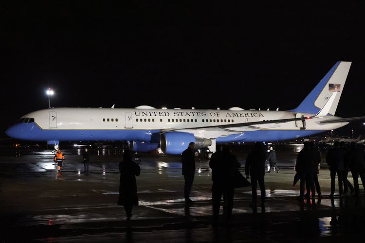 Pesawat yang membawa Presiden Amerika Serikat Joe Biden tiba di bandara Warsawa, Polandia, Senin (20/2/2023).