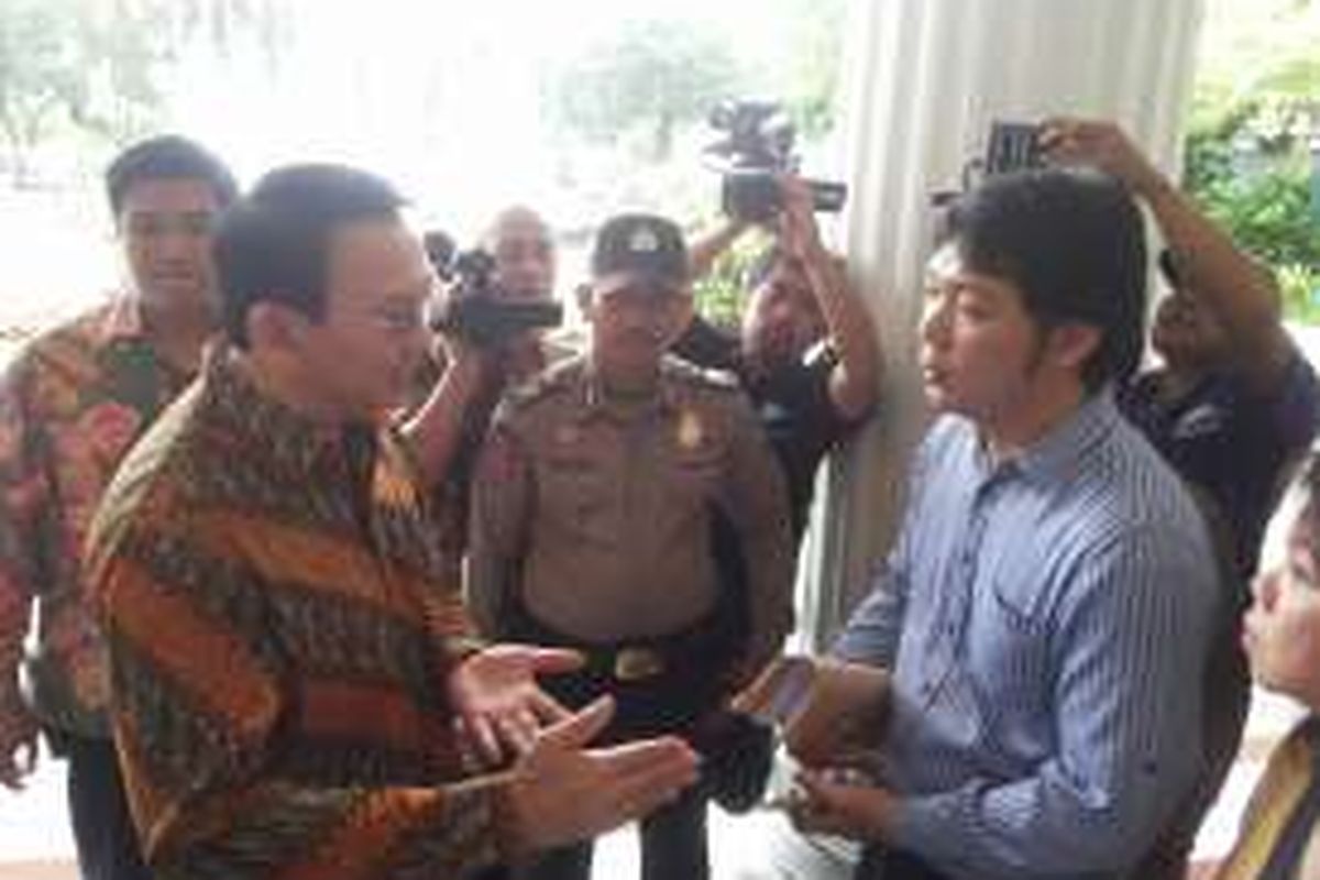 Gubernur DKI Basuki Tjahaja Purnama saat menerima pengaduan warga yang datang ke Balai Kota, Jumat (14/10/2016)