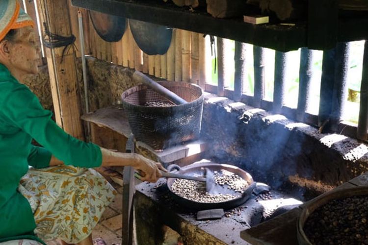Satria Agrowisata di Jalan Raya Kintamani, Tampaksiring, Kabupaten Gianyar, Bali, Kamis (6/9/2018). Di sini wisatawan dapat menemukan tempat ngopi sekaligus belajar seluk beluk kopi. 