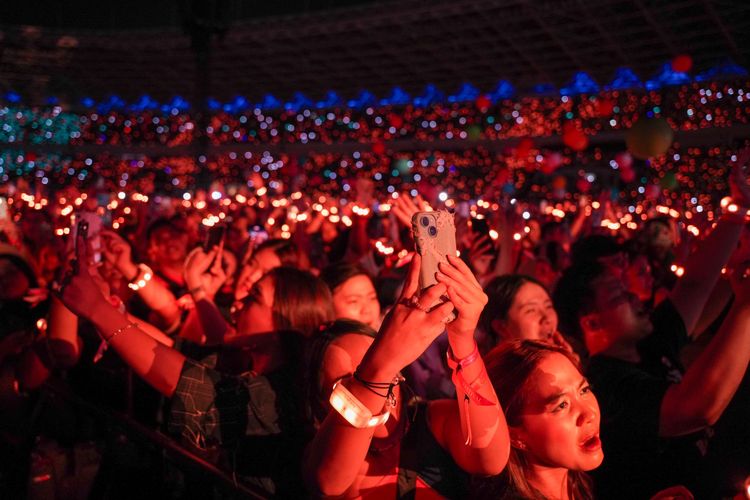 Antusiasme penggemar Coldplay saat menonton konser Music of the Spheres World Tour, di Stadion Utama Gelora Bung Karno, Jakarta, Rabu (15/11/2023). Dalam penampilannya Coldplay membawakan sejumlah lagu hits mereka seperti Higher Power, Paradise, Viva La Vida, hingga Everglow.