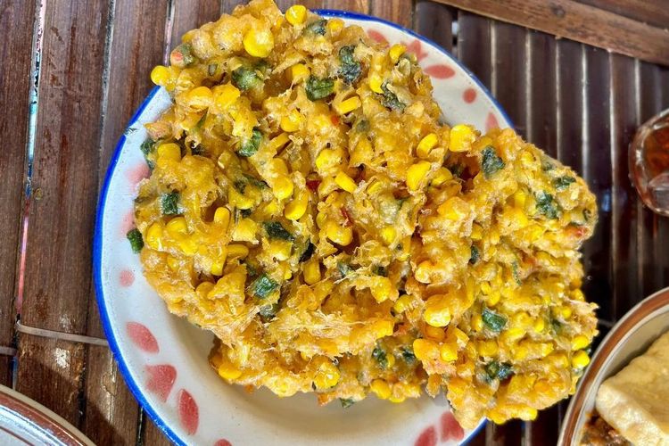 Bakwan jagung empuk, renyah, dan gurih jadi salah satu menu yang banyak diminati penggemar gorengan.