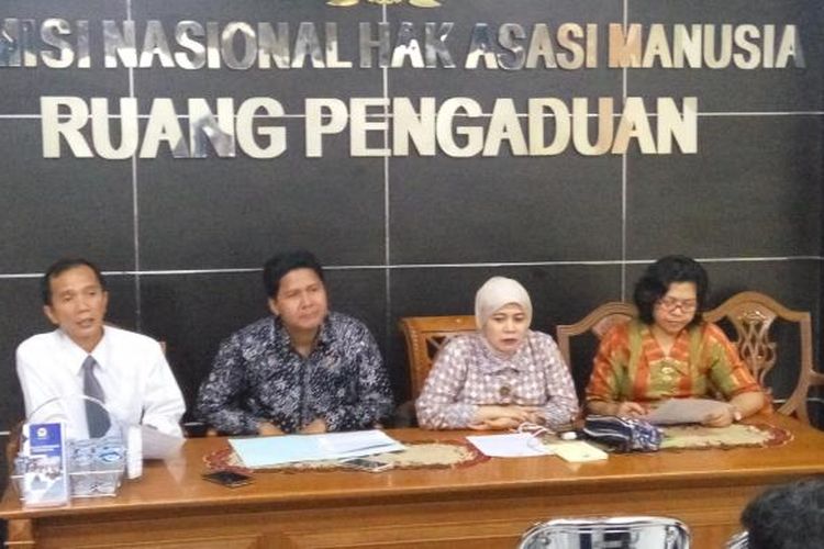 Kiri ke kanan : Komisioner Komnas HAM Nurcholis, Ketua Komnas HAM Imdadun Rahmat, Wakil Ketua Komnas HAM Roichatul Aswidah, Komisioner Komnas HAM Sandrayati Moniaga dalam.konfrensi pers di Kantor Komnas HAM, Jakarta Pusat, Kamis (2/2/2017).