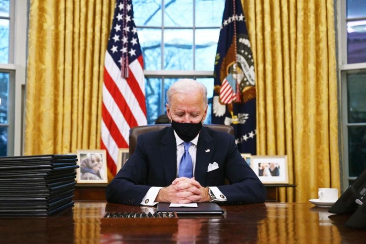 Presiden AS Joe Biden di kantor Oval pada hari pertama menjabat, Rabu (20/01/2021).