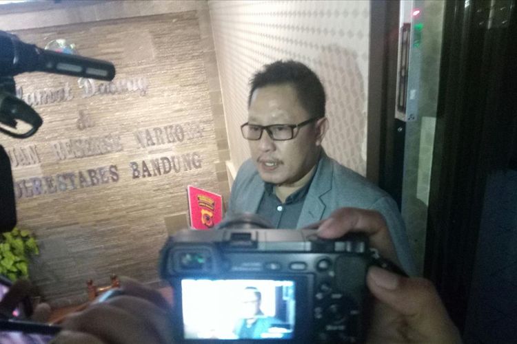 Kuasa Hukum Zulfikar, Hengky Solihin tengah menjelaskan kondisi kliennya kepada media.