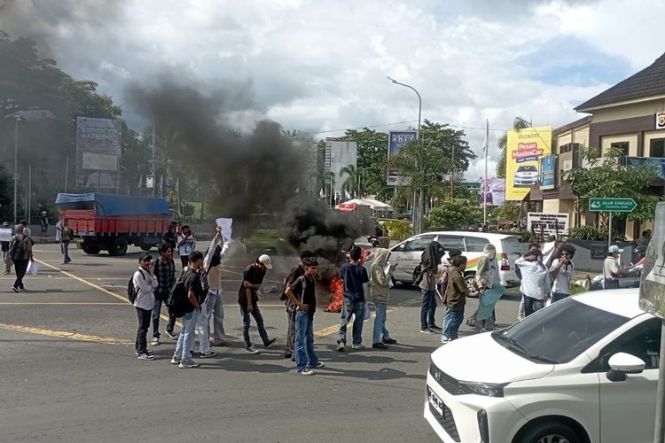 Sidang Oknum Brimob Penganiaya Siswa di Tual Diwarnai Aksi Demo