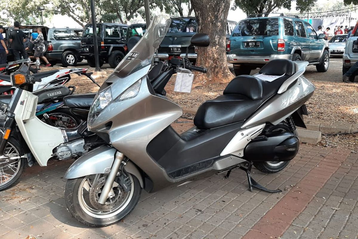 Honda Silver Wing (FJS400) di Otobursa Tumplek Blek 2019.