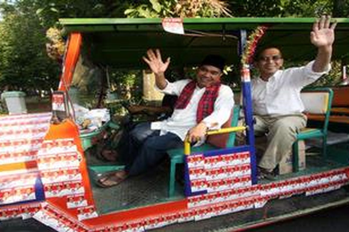 Pasangan Calon Gubernur dan Wakil Gubernur nomer 5 yaitu Faisal Basri (kanan) dan Biem Benyamin (kiri) berangkat dari Posko Berdaya di Gandaria Tengah II, Kebayoran Baru, Jakarta Selatan, Senin (25/6/2012). Keduanya memilih berkeliling dengan odong-odong untuk mengunjungi pendukungnya di sejumlah posko pendukung di Jakarta Selatan.  