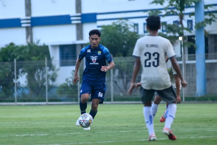 Daisuke Sato bek Persib mulai meninggalkan pelatihan tim di bawah arahan Luis Milla pada Sabtu (10/6/2023). 