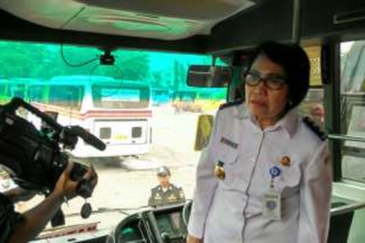 Kepala Badan Pengelola Transportasi Jabodetabek Elly Adriani Sinaga melakukan pengecekan uji kelayakan bus antar kota antar provinsi menjelang Lebaran 2016 di Terminal Kalideres, Jakarta Barat, Senin (6/6/2016).
