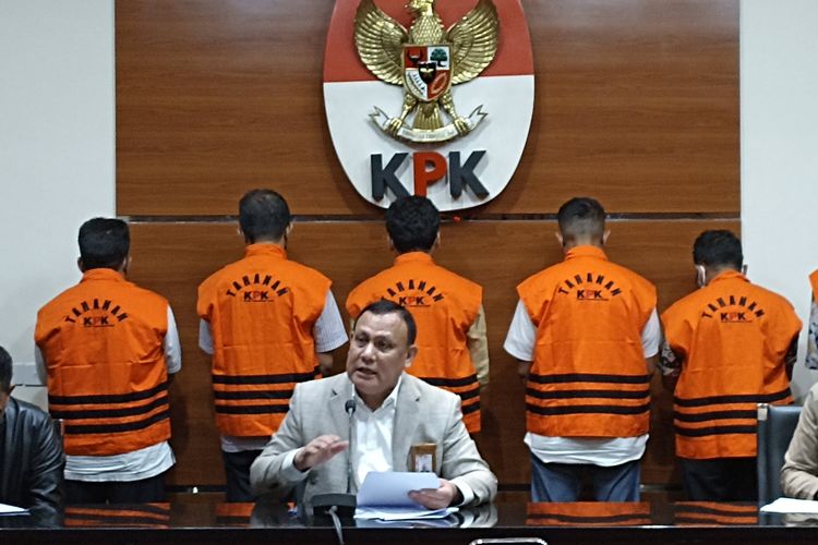 KPK menduga Bupati Bangkalan, R Abdul Latif Amin Imron menerima uang sebesar Rp 5,3 miliar. Uang itu bersumber dari lelang jabatan jabatan pimpinan tinggi (JPT) dan fee sejumlah proyek di seluruh dinas Pemkab Bangkalan, Kamis (8/12/2022).