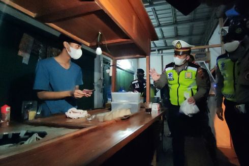 Polisi Borong Dagangan PKL di Purwokerto yang Nekat Berjualan Selama PPKM Darurat