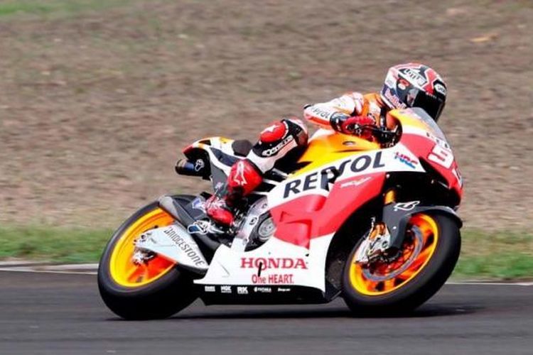 Juara dunia MotoGP, Marc Marquez memacu Honda RCV di Sirkuit Sentul, Bogor, Jawa Barat, Selasa (21/10/2014). Marc Marquez dan rekan satu timnya Dani Pedrosa datang ke Jakarta untuk bertemu penggemarnya.