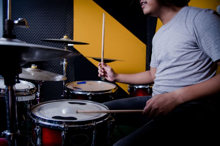 Ilustrasi bermain drum.