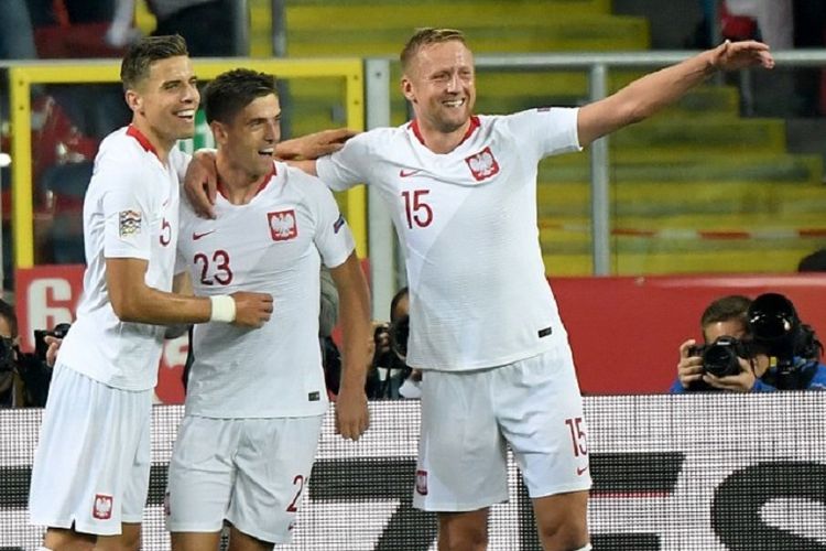 Jan Bednarek dan Kamil Glik merayakan gol Krzysztof Piatek  pada pertandingan UEFA Nations League versus Portugal di Stadion Slaski, Chorzow, 11 Oktober 2018. 