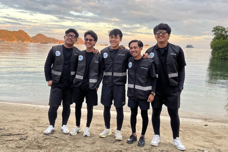 Pandawara Group di Pantai Binongko, Labuan Bajo, Kabupaten Manggarai Barat, Nusa Tenggara Timur, Kamis (30/5/2024), ketika hendak memulai kegiatan bersih-bersih pantai atau beach clean-up bersama komunitas lokal dalam rangkaian kampanye 100 Persen Murni, 100 Persen Petualangan Indonesia Aqua Danone Indonesia dan Kemenparekraf.