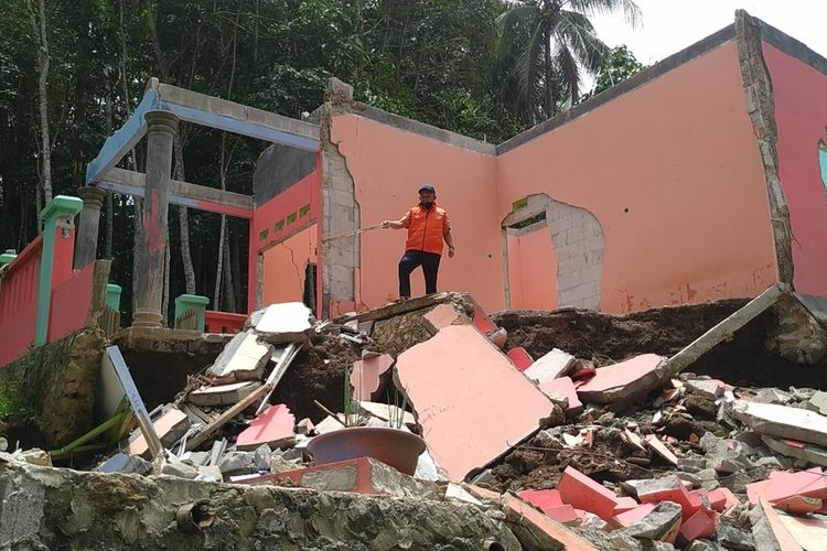 Salah satu rumah rusak berat yang sudah dibongkar pemiliknya di lokasi tanah bergerak Dusun Cihurang, Desa Limusnunggal, Kecamatan Bantargadung, Sukabumi, Jawa Barat, Senin (28/3/2022).