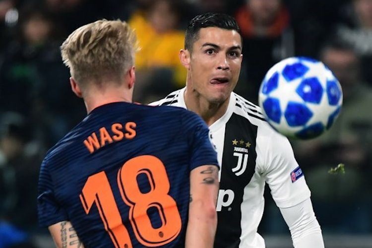 Cristiano Ronaldo mencoba melewati penjagaan Daniel Wass dalam duel Juventus vs Valencia di Stadion Old Trafford pada laga Liga Champions, 27 November 2018. 