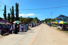 Warga Antusias Padati Jalan Raya di Sekitar IKN Menyambut Jokowi