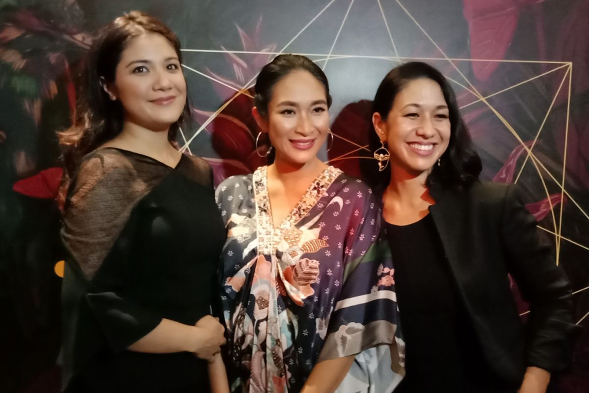 Head of Business Growth Tulola Franka Franklin Makarim, Creative & Co-founder Tulola Happy Salma dan Designer & Founder Tulola Dewi Sri Luce Rusna (paling kiri ke kanan) dalam peluncuran koleksi Tulola UBUD di The Dharmawangsa, Jakarta, Kamis (3/5/2018).