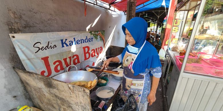 Puriyanti Rahayu (68), penjual gorengan asal Kota Pasuruan yang berangkat haji bersama suaminya M. Kasiadi yang berprofesi sebagai penjual koran. 