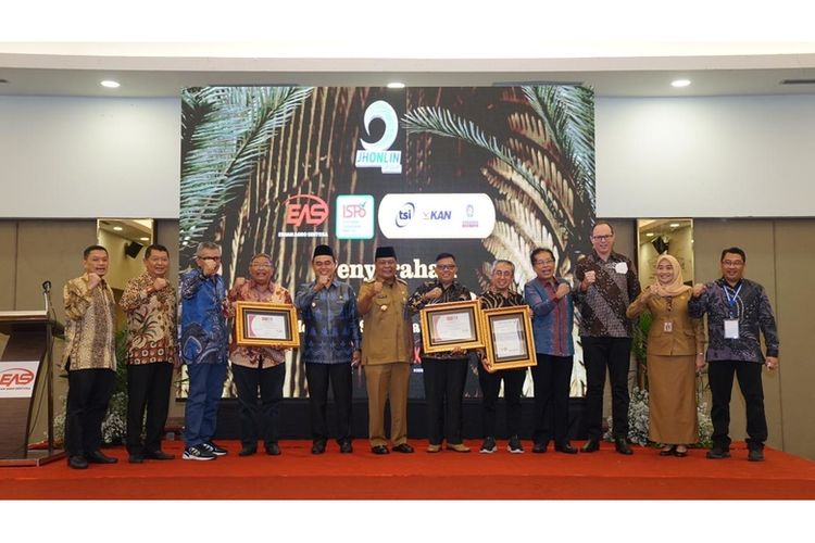 Acara pemberian sertifikat ISPO untuk tiga unit usaha PT Eshan Agro Sentosa, Banjarmasin, Kalimantan Selatan, Senin (21/3/2022)