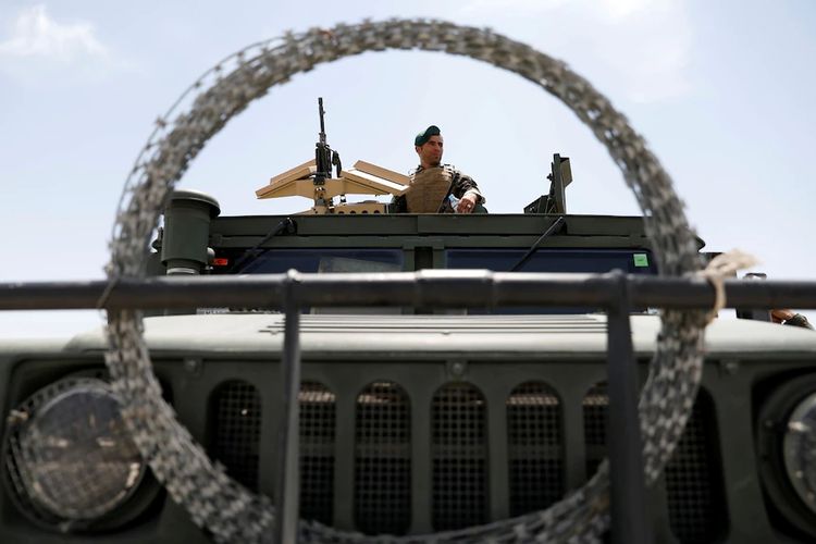 Seorang tentara Afghanistan siaga di kendaraan militer di pangkalan Bagram setelah tentara Amerika Serikat meninggalkan pangkalan tersebut.