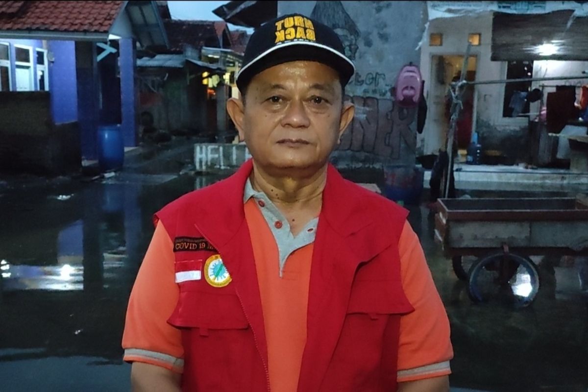 Anwar Sadat Camat Mundu Kabupaten Cirebon menunjukan titik lokasi banjir di Desa Mundu Pesisir, Kecamatan Depok, Kabupaten Cirebon, Senin (20/6/2022) petang