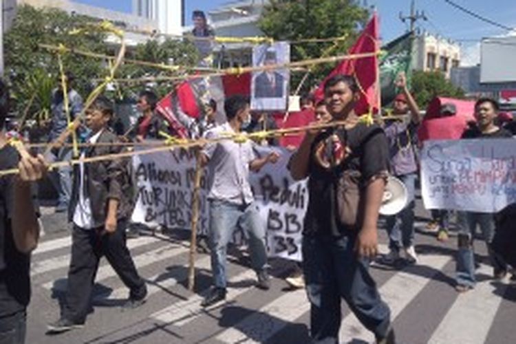 Ratusan mahasiswa di Malang berunjuk rasa dan menolak kedatangan Wakil Presiden Boediono, Senin (24/6/2013). 