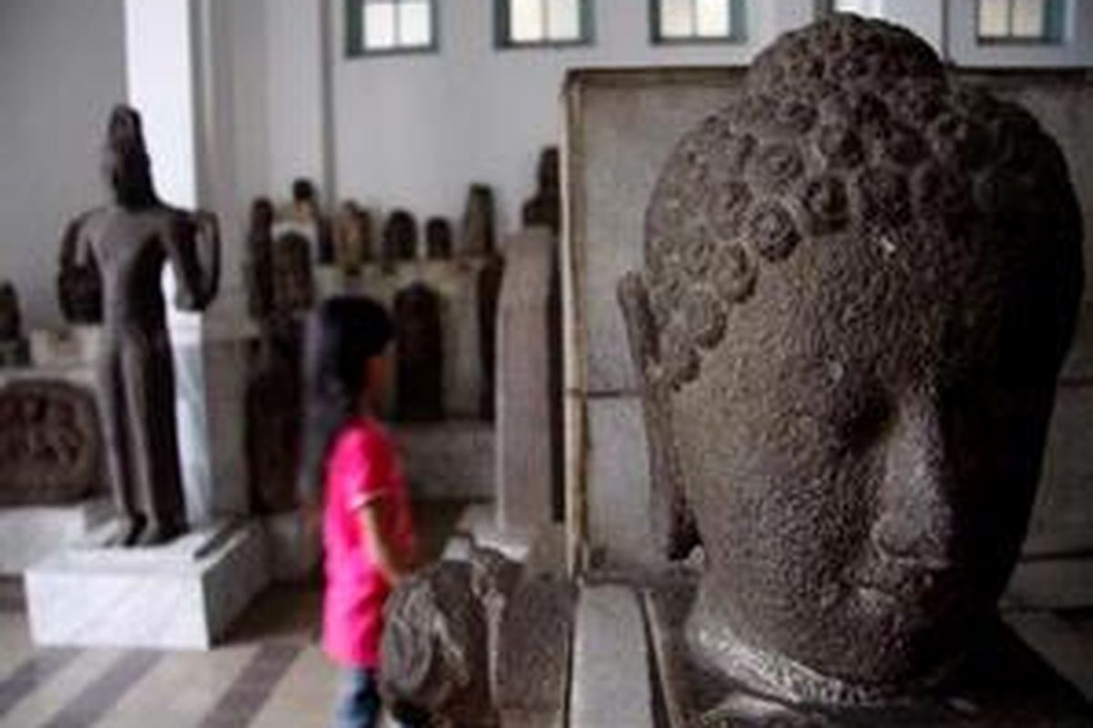 Salah satu arca kepala Tathagata Budha yang terdapat di Candi Borobudur terpajang di Museum Nasional, Jakarta, Minggu (9/11). Di museum ini dapat disaksikan berbagai benda-benda prasejarah seperti artifak, fosil, menhir, senjata purba dan koleksi keramik dari dinasti Han, Tang dan Ming. 