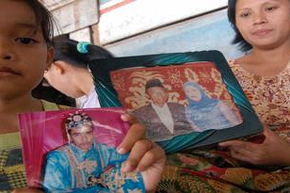 Keluarga ke enam nelayan, asal Desa Buhung Pitue, Kecamatan Pulau Sembilan, Kabupaten Sinjai, Sulawesi Selatan memengang foto keluarga mereka yang ditangkap oleh polisi Timor Leste dan berharap pemerintah Indonesia dapat membebaskan mereka. (K23-11)  