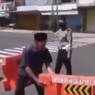 Video Viral Seorang Pria Mengamuk Bongkar Pembatas Jalan, Ini Faktanya