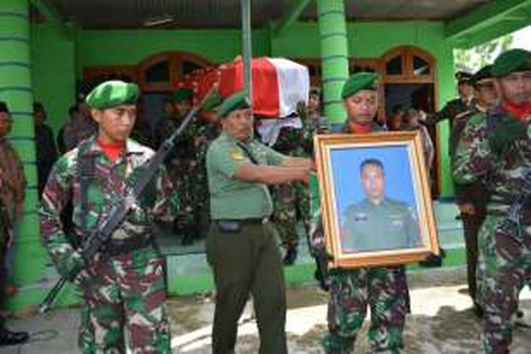  Foto : Anggota TNI AD membawa foto dan yang lainnya mengusung almarhum Praka Suyanto saat hendak dimakamkan di TPU Desa Sobontoro, Kecamatan Karas, Kabupaten Magetan, Selasa (29/11/2016).