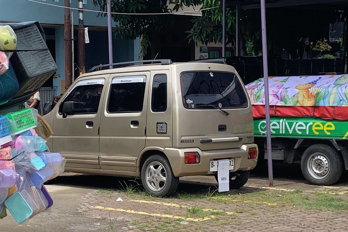 Tempat kejadian perkara peristiwa nahas menimpa seorang bocah laki-laki berinisial R (7) yang ditemukan meninggal dunia dalam mobil setelah seharian dilaporkan hilang di Jalan Gelatik 2, Kranji, Kecamatan Bekasi Barat, Kota Bekasi, Jumat (16/2/2024) pagi.