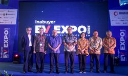 Menkop-UKM Teten Sebut Industri Electric Vehicle Jadi Peluang Baru bagi UMKM