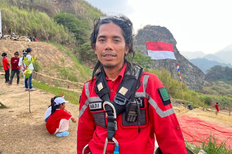 Cerita Hadi Taklukkan Tebing Gunung Sembung Purwakarta demi Kibarkan Merah Putih Raksasa