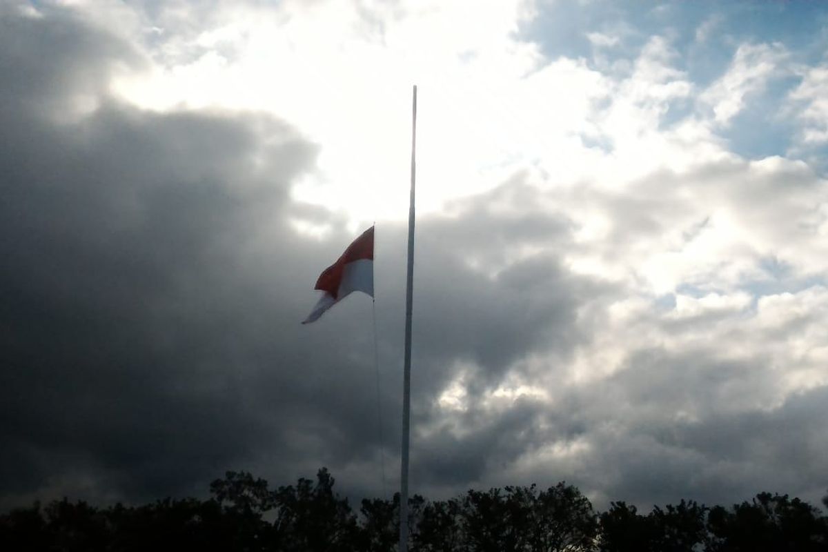 Foto : Bendera Merah Putih yang mentok di tengah tiang saat upacara memeringati hari Pancasila di kota Ende Flores, Sabtu (1/6/2019). 