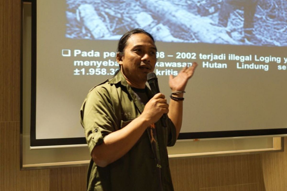 Pendiri Laskar Hijau Aak Abdullah al-Kudus sedang menjelaskan pembalakan hutan ilegal yang terjadi di sekitar Gunung Lemongan, Jawa Timur telah merusak ekosistem di kawasan tersebut. 