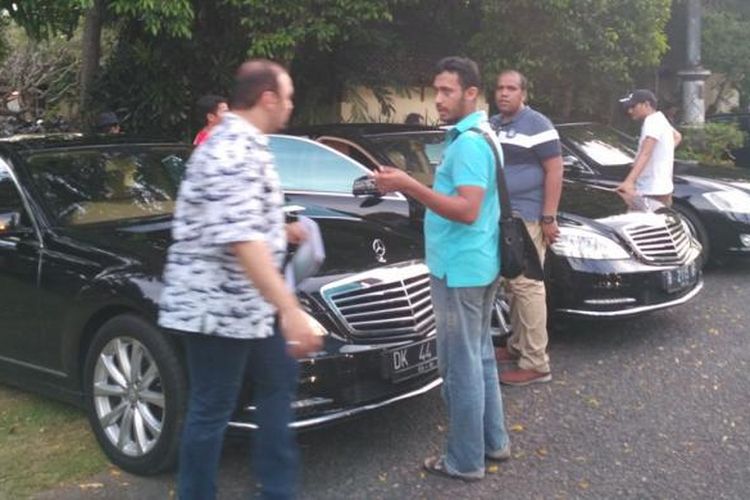 Tim advance kerajaan Arab Saudi melakukan pengecekan kondisi mobil yang akan digunakan rombongan raja Salman selama di Bali