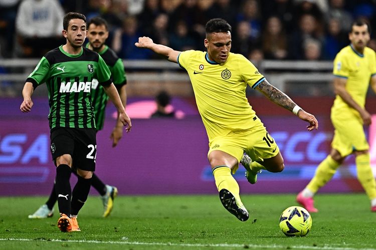 Penyerang Inter Milan, Lautaro Martinez (kanan), beraksi dalam laga lanjutan Liga Italia kontra Sassuolo. Laga Inter vs Sassuolo berlangsung di Stadion Giuseppe Meazza, Milan, pada Minggu (14/5/2023) dini hari WIB.