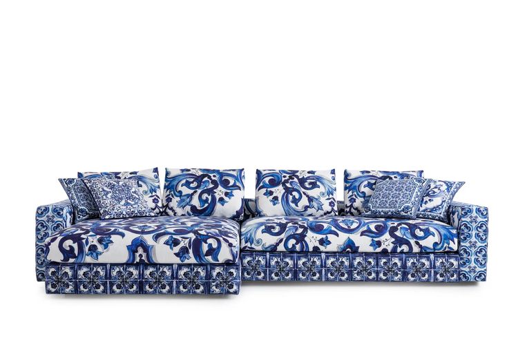 Sofa Mediterranean blue salah satu koleksi terbaru dari Casa, brand peralatan rumah tangga dari rumah mode Italia, Dolce & Gabbana.