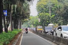Panik Ada Tilang Manual, Pengendara Motor Nekat Lawan Arah di Jalur Transjakarta