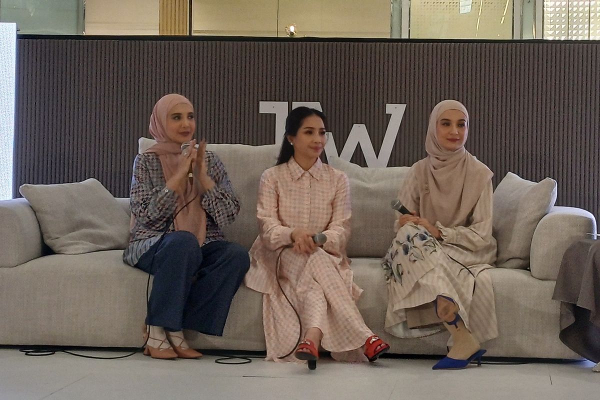 Artis Zaskia Sungkar, Nagita Slavina, dan Shireen Sungkar melaksanakan konferensi pers sebelum fashion show koleksi busana dari brand mereka di Jakarta Fashion Week (JFW), di Pondok Indah Mall 3, Jakarta Selatan, Jumat (25/10/2024).