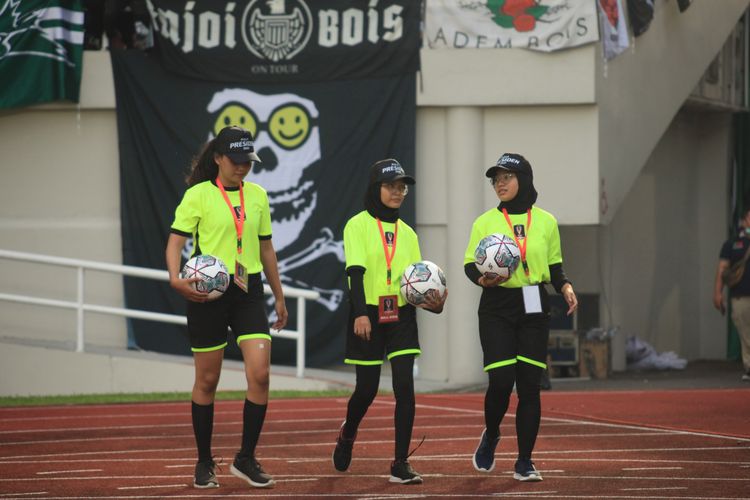 Anak gawang pada laga pembuka Piala Presiden 2022, Persis Solo vs PSS Sleman, seluruhnya diisi wanita.
