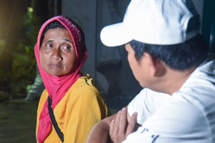 Mak Iyeum (55), nenek penjual makanan di trotoar hingga malam saat ditemui anggota DPR RI Dedi Mulyadi belum lama ini.