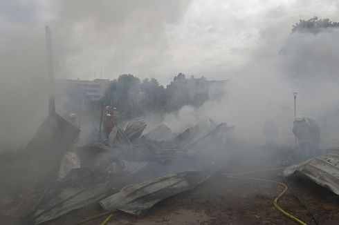 Pabrik Penggilingan Kapas di Pasar Rebo Jakarta Timur Hangus Terbakar