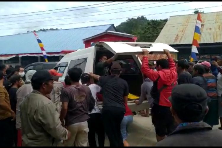 Ambulans saat membawa jenazah kepala sekolah di Mamasa, Sulawesi Barat, yang ditemukan tewas bersama istrinya, Minggu (7/8/2022).