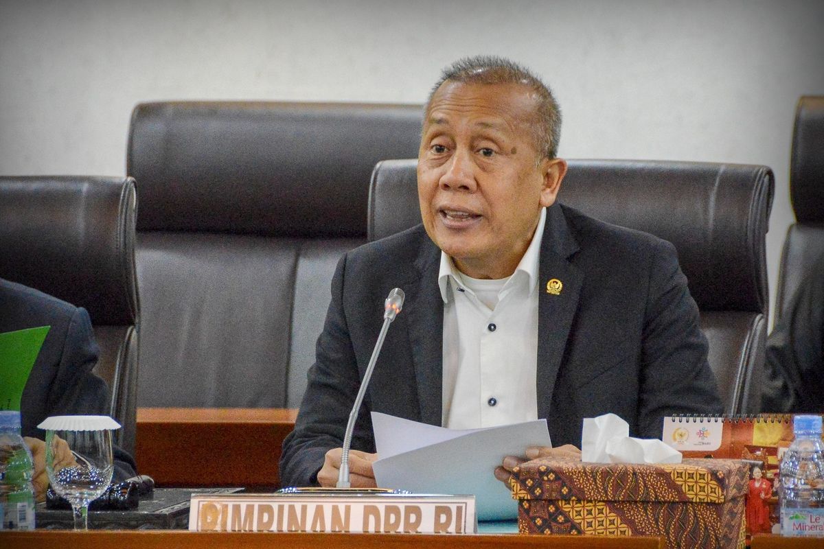 Wakil Ketua DPR RI, Saan Mustopa saat memimpin Rapat Penggantian dan Penetapan Ketua BAM DPR RI di Kompleks Parlemen, Senayan, Jakarta, Rabu (25/6/2025). 