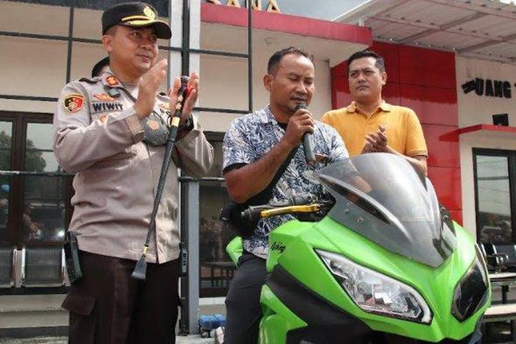 
Di hadapan Kapolres Bangkalan, AKBP Wiwit Ari Wibisono, pemilik Kawasaki Ninja 250 CC, Dofir, warga Desa Ngepung, Kecamatan Kedamean, Gresik dari atas motornya tidak kuasa menahan haru di halaman Polres Bangkalan, Selasa (15/11/2022) karena motornya telah kembali setelah selama 6 tahun harus terpisah. 