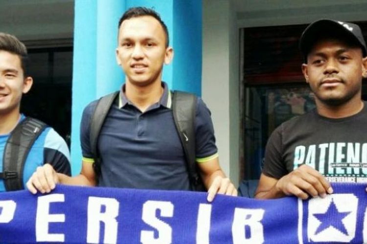 David Laly (kanan) saat diperkenalkan sebagai pemain baru Persib Bandung di mes klub tersebut, Kamis (21/1/2016).
