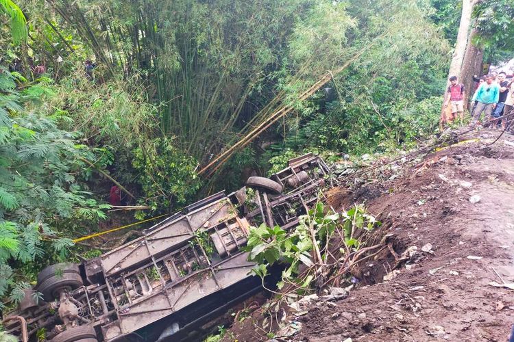 Proses pengangkatan bangkai bus pariwisata yang masuk jurang sedang dilakukan tim derek Polresta Tasikmalaya di Kecamatan Rajapolah, Kabupaten Tasikmalaya, Jawa Barat sampai Sabtu (25/6/2022) malam.
